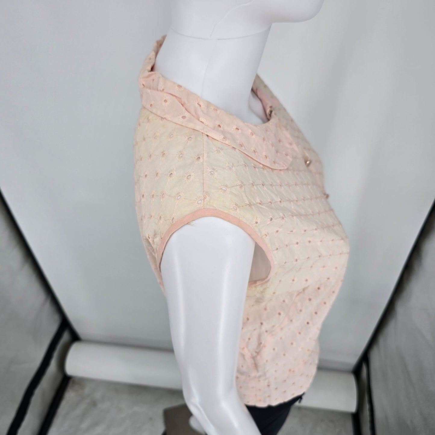 Distressed Vintage 1950s Judy Bond Pink Broderie Anglaise Sleeveless Blouse (M)