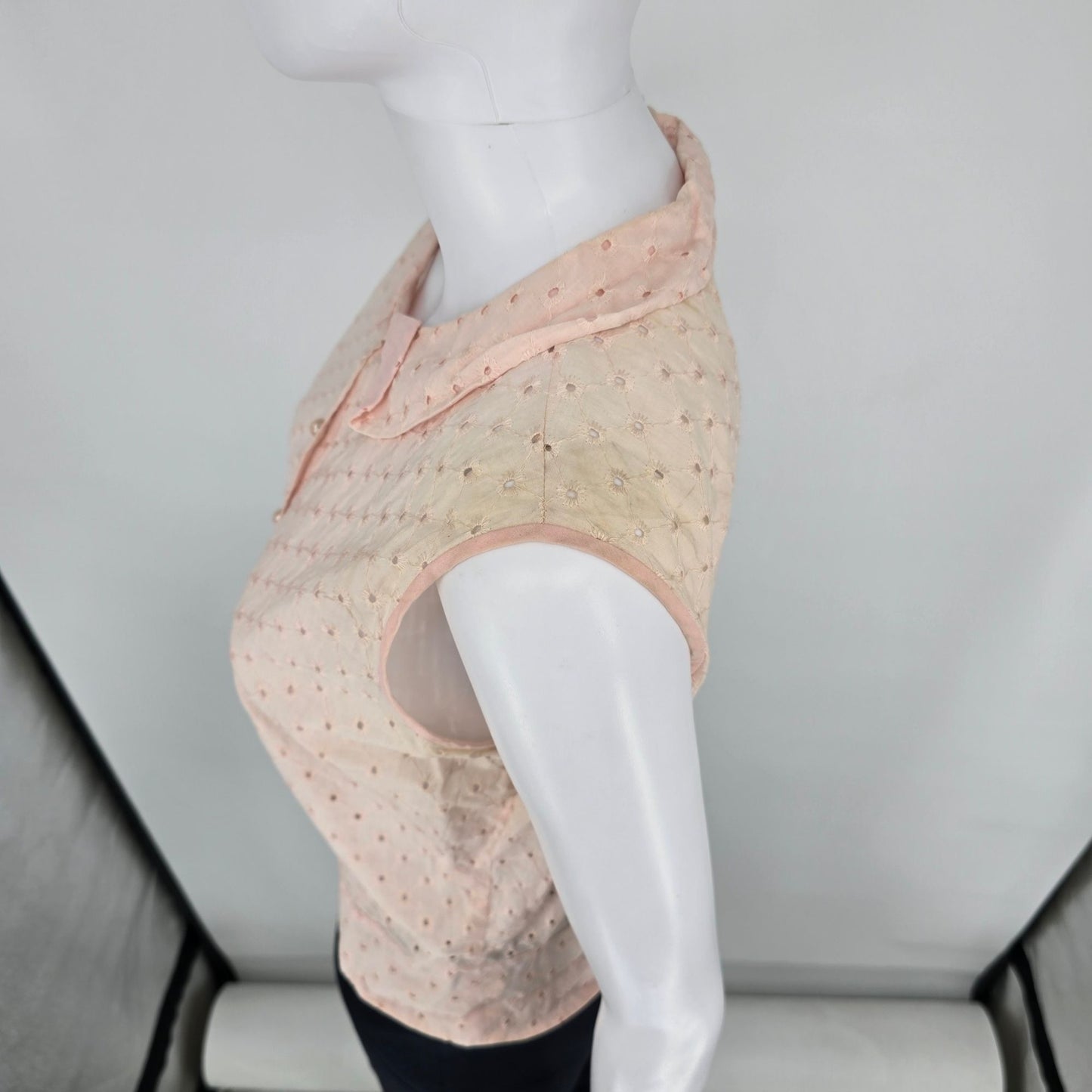 Distressed Vintage 1950s Judy Bond Pink Broderie Anglaise Sleeveless Blouse (M)