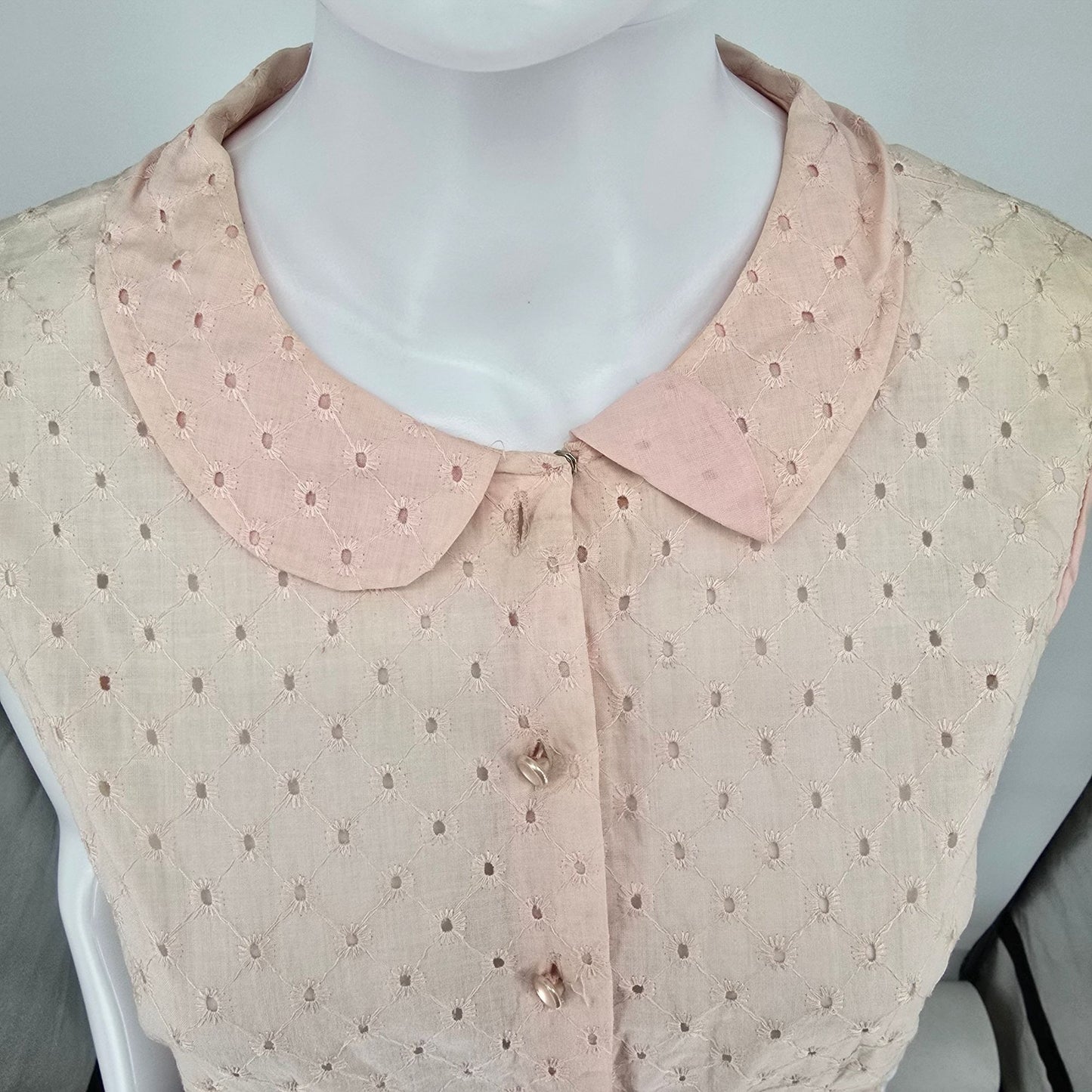 Distressed Vintage 1950s Judy Bond Pink Broderie Anglaise Sleeveless Blouse (M)
