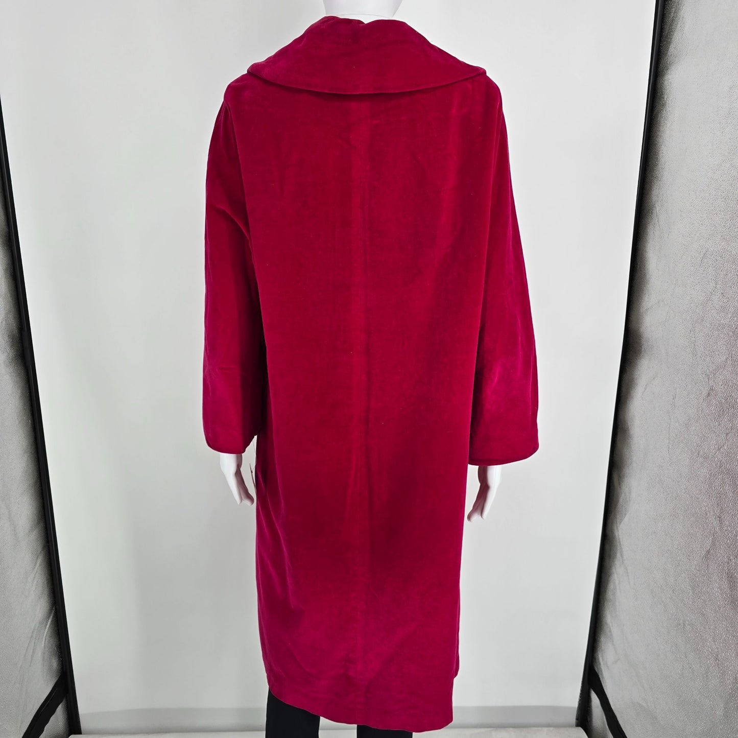 Vintage 1960s Marguerite Rubel San Francisco Women's Fuschia Velvet Coat (XL)