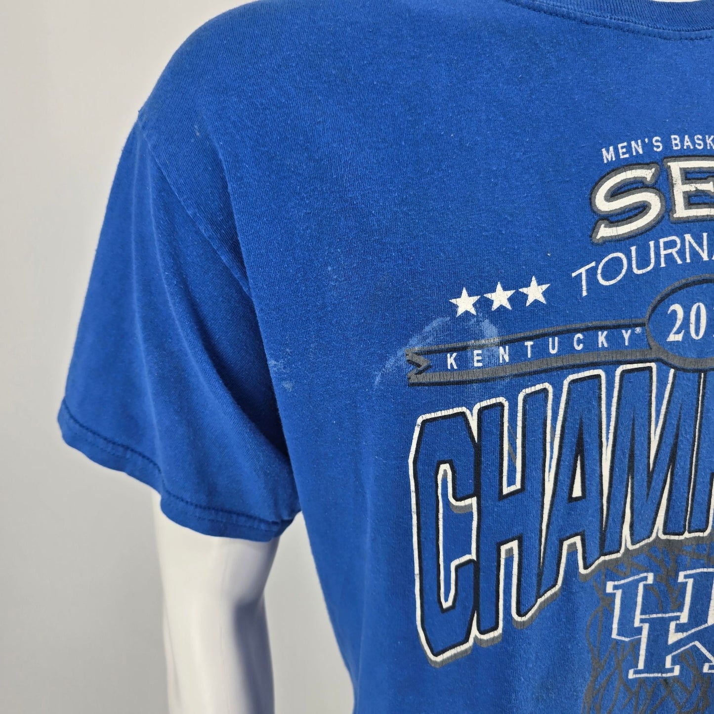 Distressed 2015 Kentucky Wildcats Basketball SEC Tournament Champions T-Shirt -L