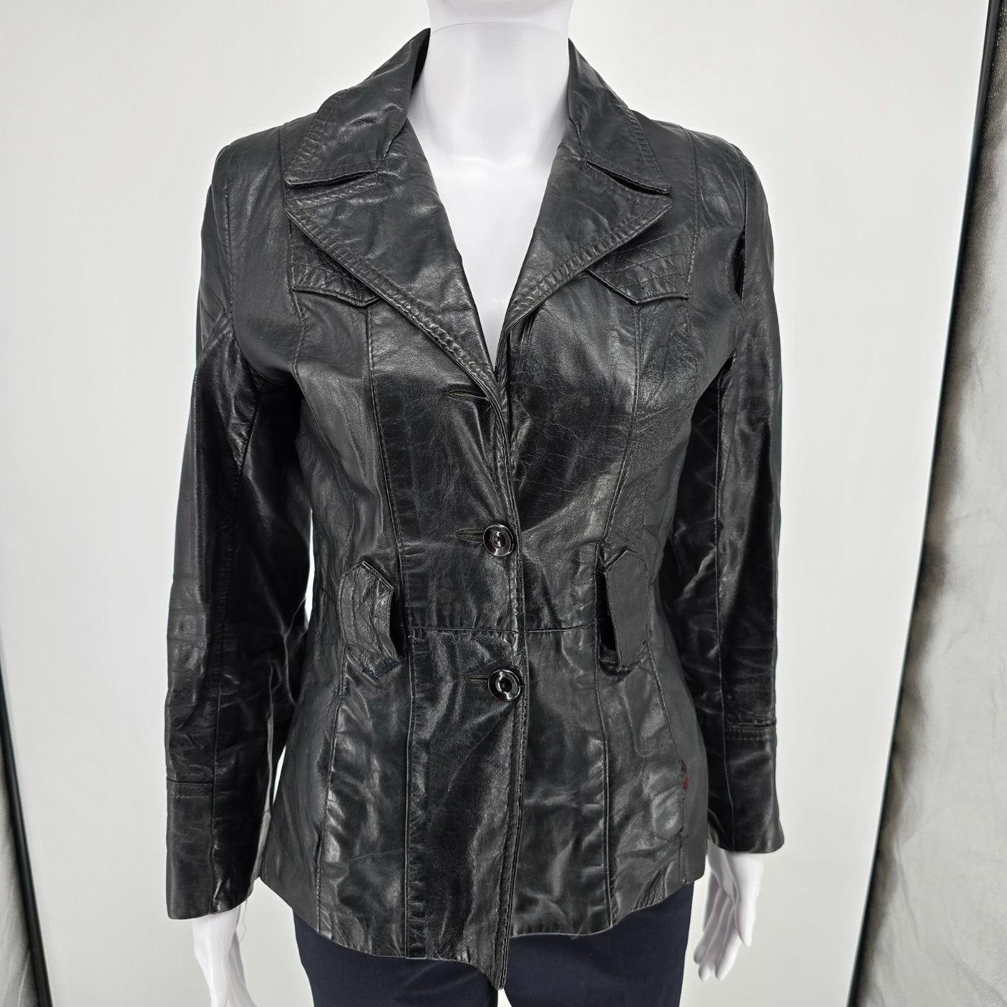 Damaged Vintage 1970s Unbranded Women's Black Leather Fitted Blazer Jacket (XS)
