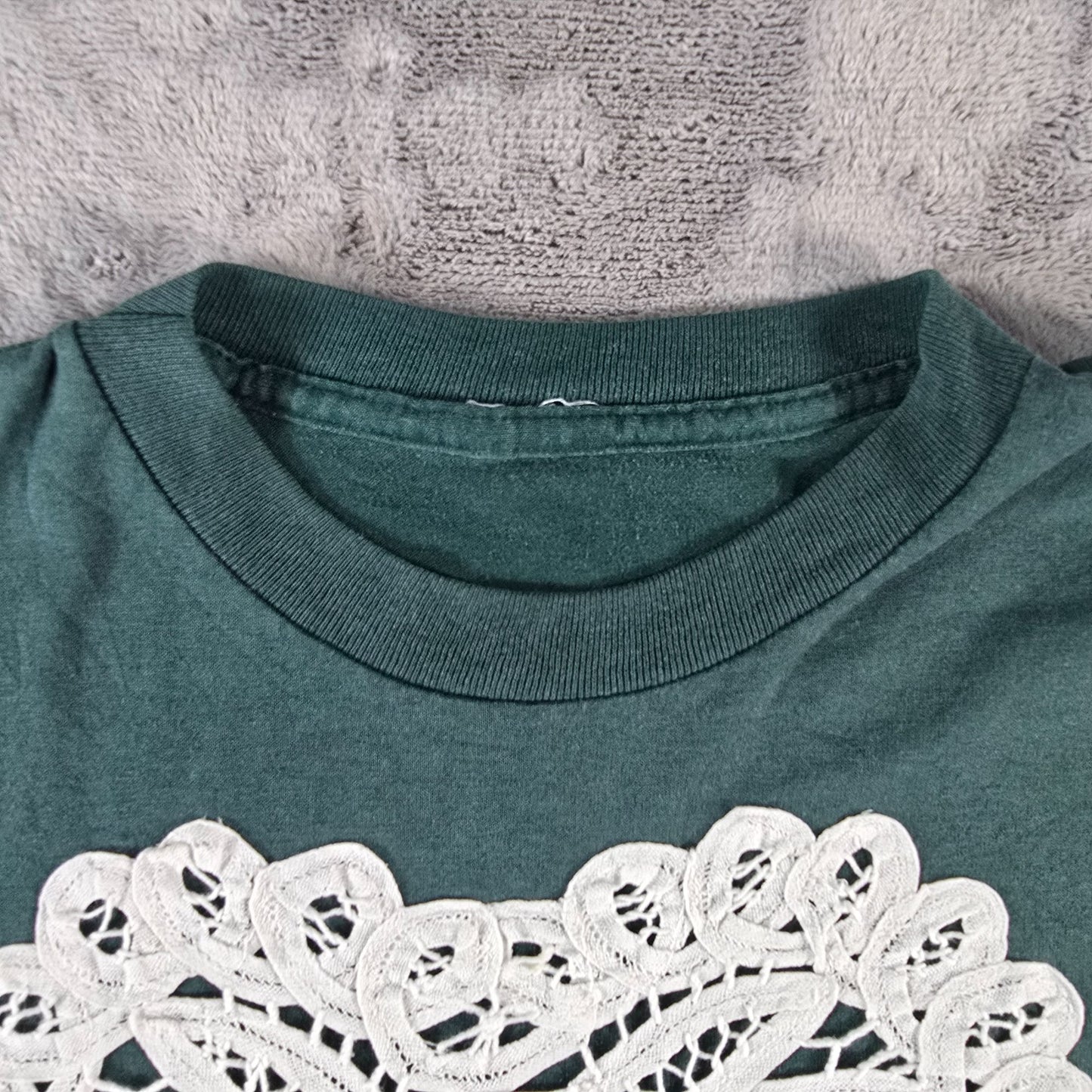 Vintage 1990s Green Battenburg-Style Lace Heart Doily Applique T-Shirt (L/XL)