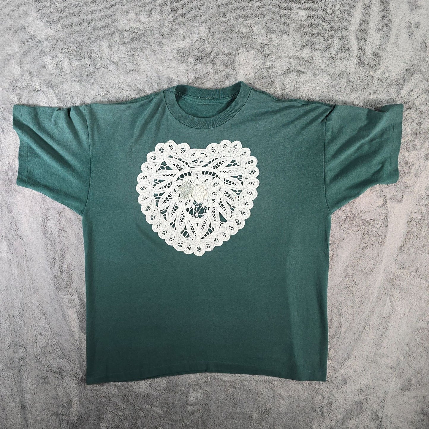 Vintage 1990s Green Battenburg-Style Lace Heart Doily Applique T-Shirt (L/XL)