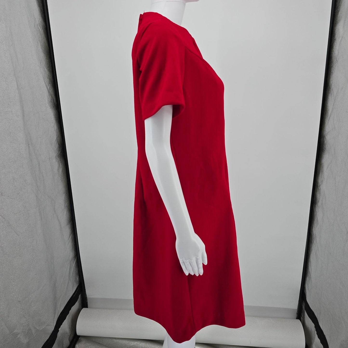 Vintage 1960s Red Ribbed Knit A-Line Shift Knee Length Mod Dress (Large)