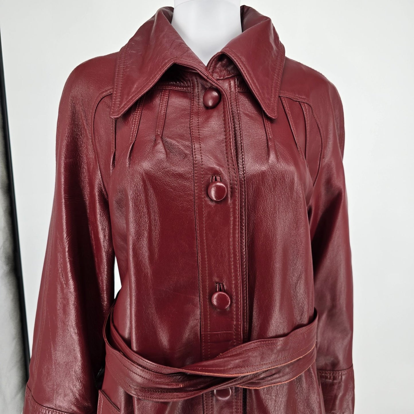 Vintage 1970s Unbranded Women's Red Leather Wide Collar Belted Trench Coat (M)