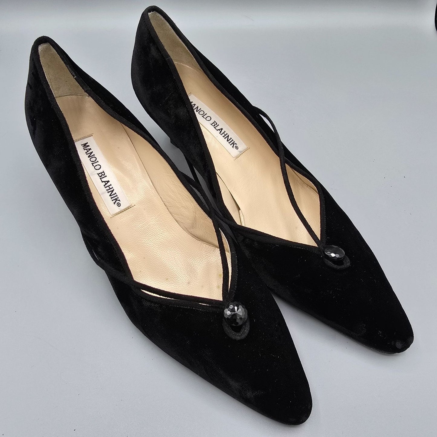 Vintage 1990s Manolo Blahnik Velvet Kitten-Heel Faceted Button Pumps (EU39/US8.5)