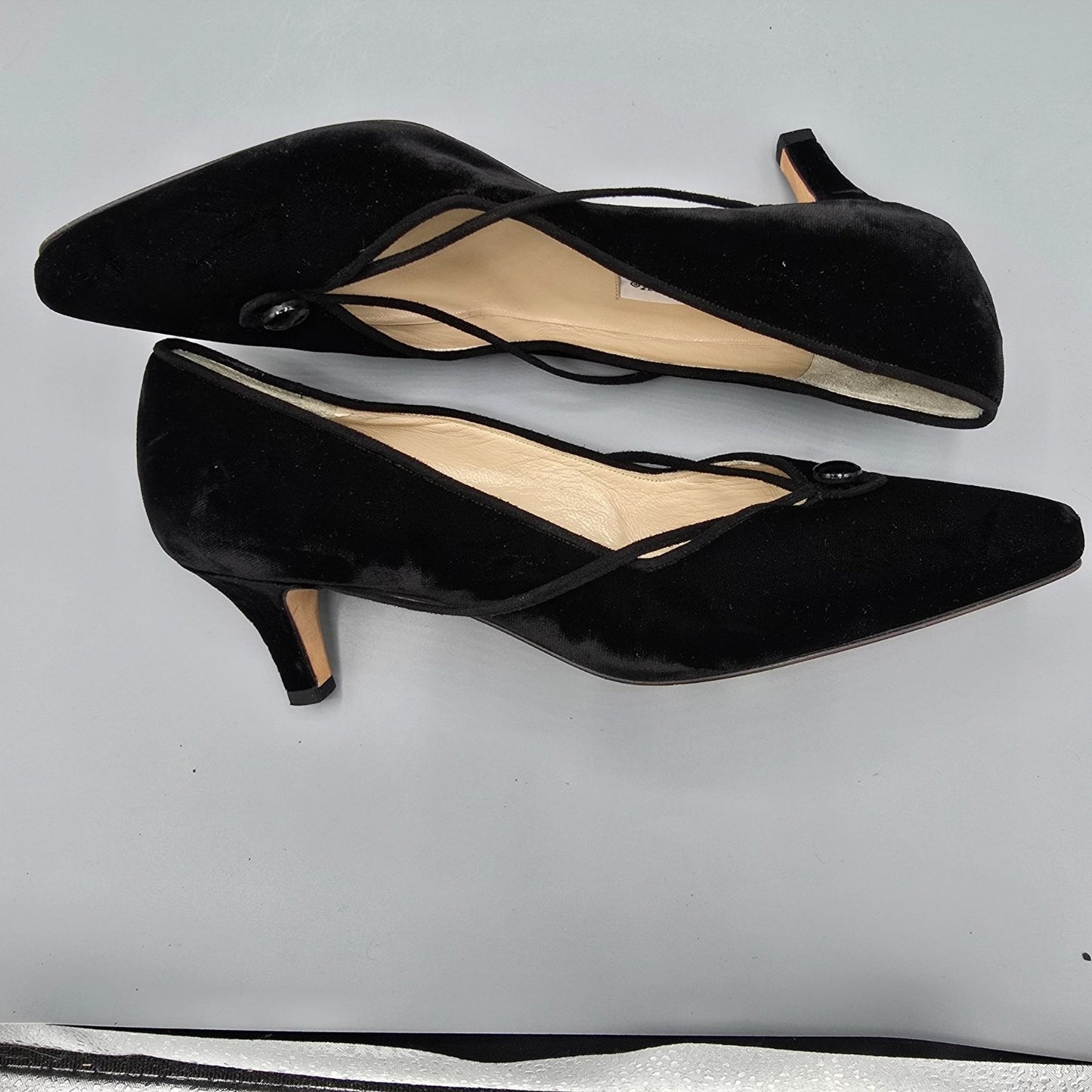 Vintage 1990s Manolo Blahnik Velvet Kitten-Heel Faceted Button Pumps (EU39/US8.5)