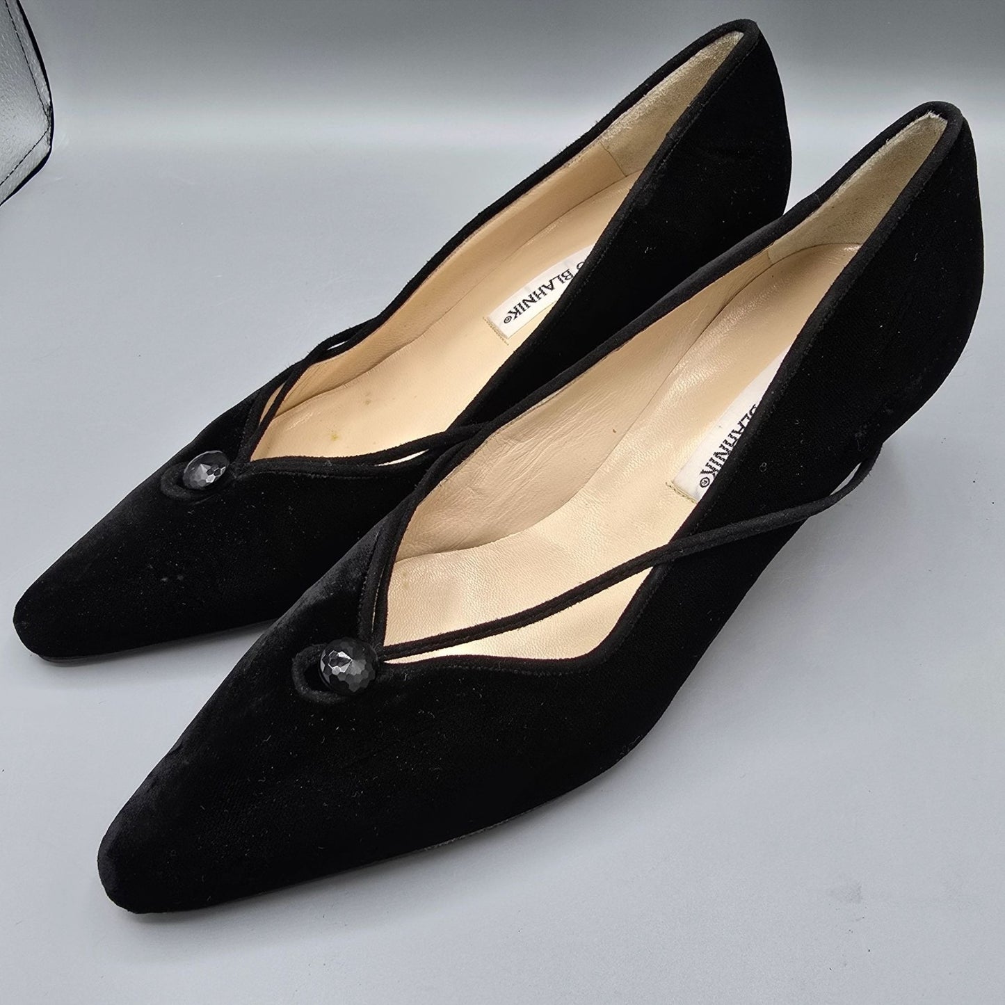 Vintage 1990s Manolo Blahnik Velvet Kitten-Heel Faceted Button Pumps (EU39/US8.5)
