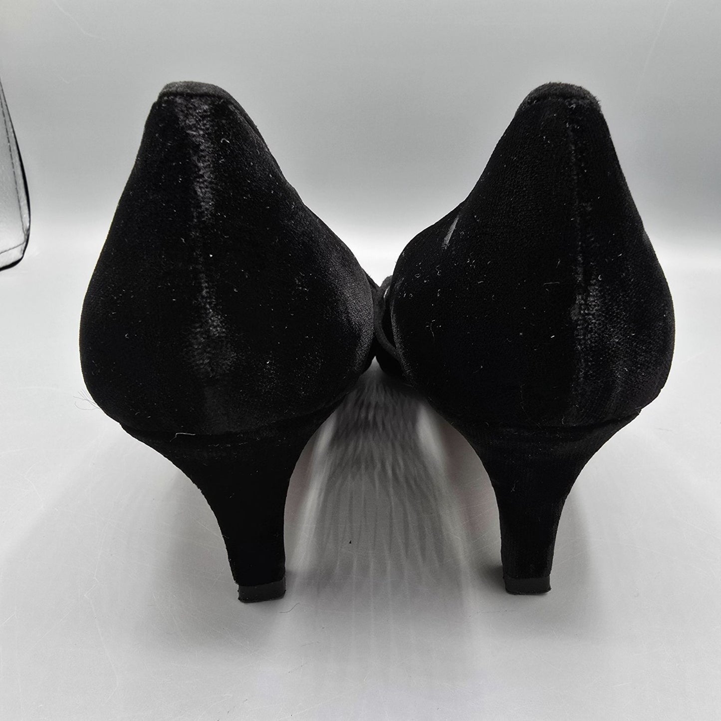Vintage 1990s Manolo Blahnik Velvet Kitten-Heel Faceted Button Pumps (EU39/US8.5)