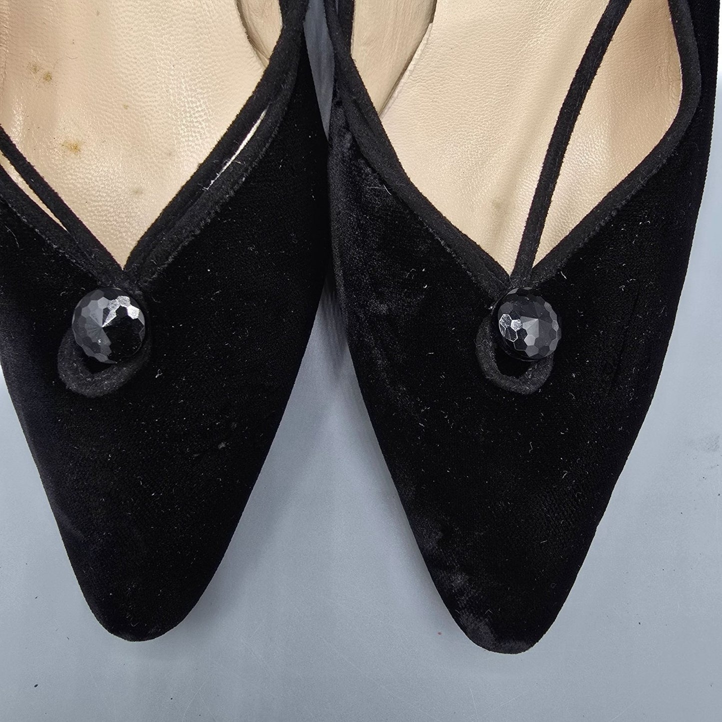 Vintage 1990s Manolo Blahnik Velvet Kitten-Heel Faceted Button Pumps (EU39/US8.5)