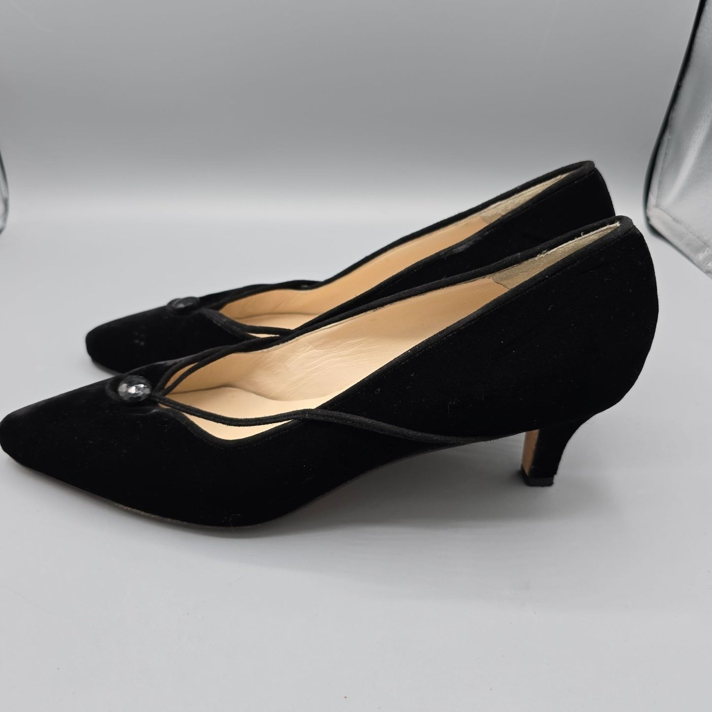 Vintage 1990s Manolo Blahnik Velvet Kitten-Heel Faceted Button Pumps (EU39/US8.5)