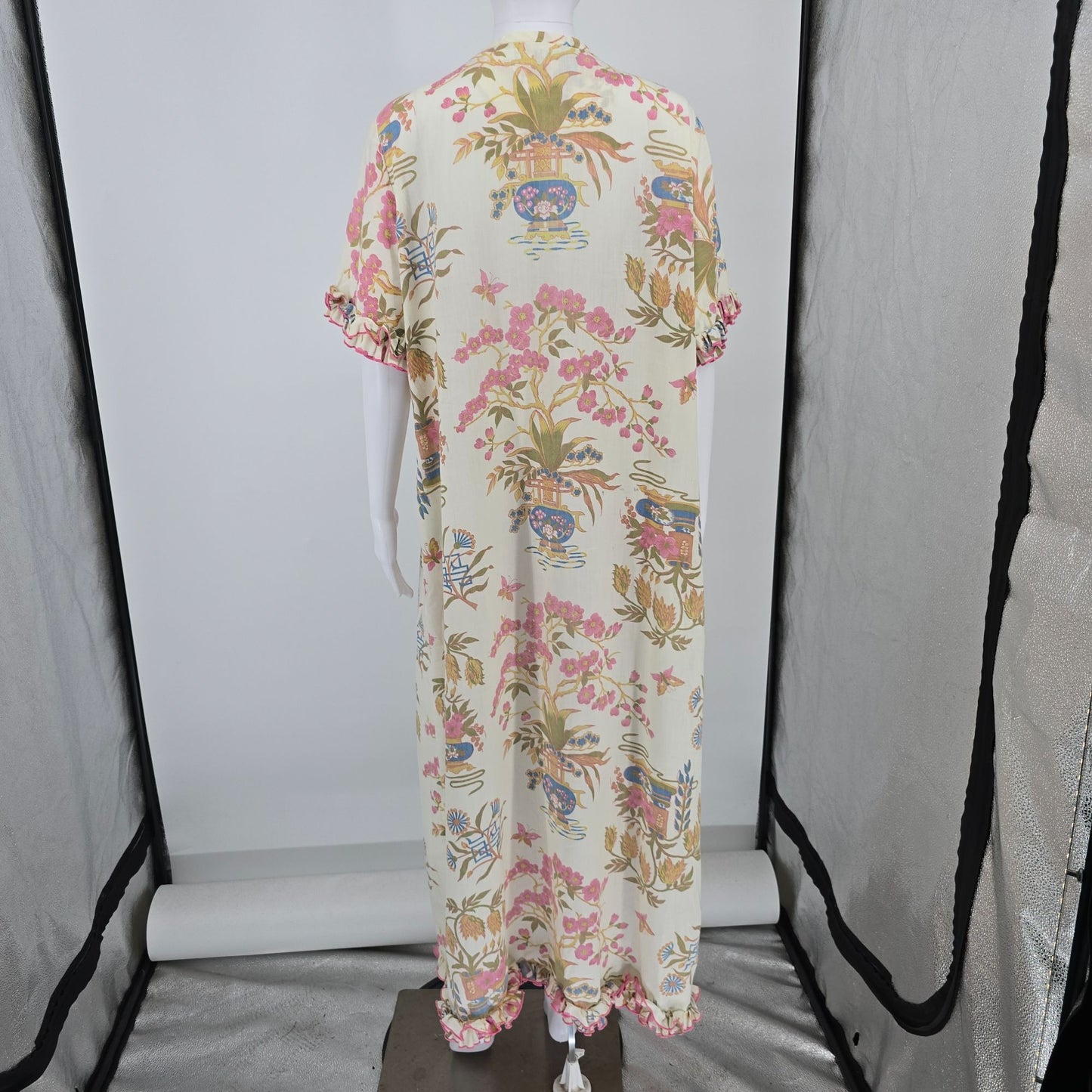 Vintage 1950s Chinoiserie Floral Print Ruffled Hostess Gown/House Dress (XXL)
