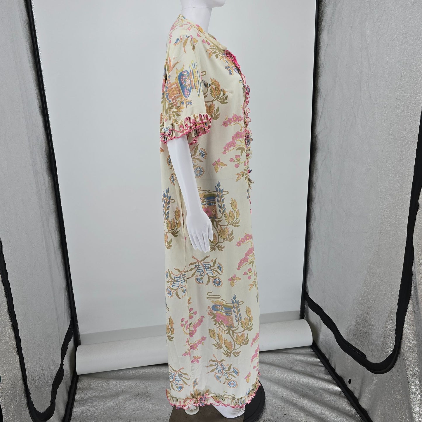 Vintage 1950s Chinoiserie Floral Print Ruffled Hostess Gown/House Dress (XXL)