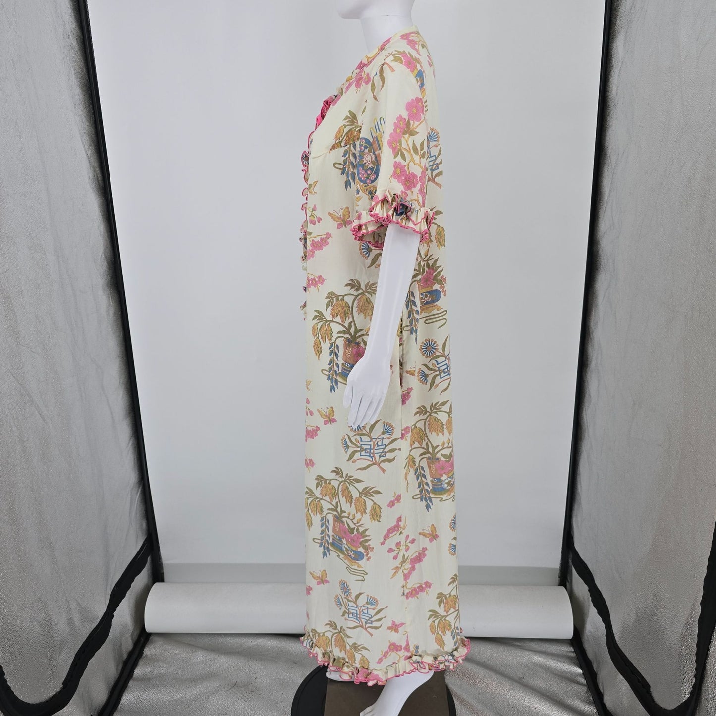 Vintage 1950s Chinoiserie Floral Print Ruffled Hostess Gown/House Dress (XXL)