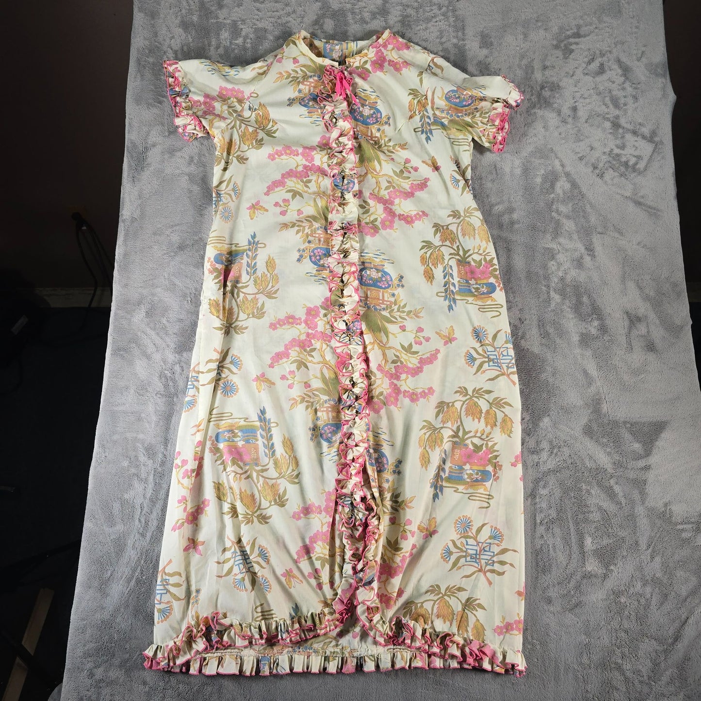 Vintage 1950s Chinoiserie Floral Print Ruffled Hostess Gown/House Dress (XXL)