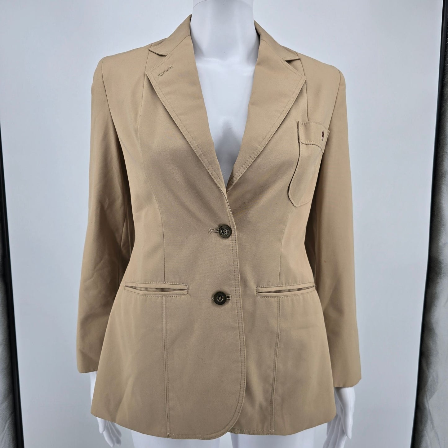 Vintage 1980s Etienne Aigner Women's Tan Notch Lapel Two-button Blazer (XS)