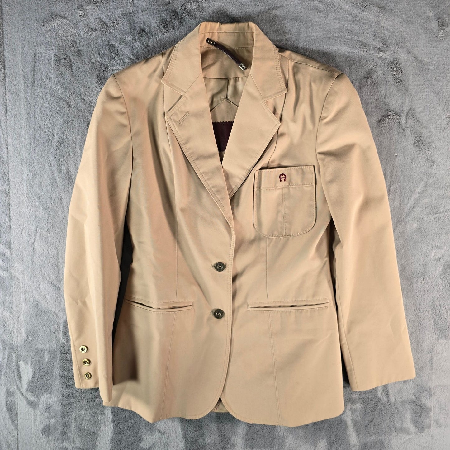 Vintage 1980s Etienne Aigner Women's Tan Notch Lapel Two-button Blazer (XS)