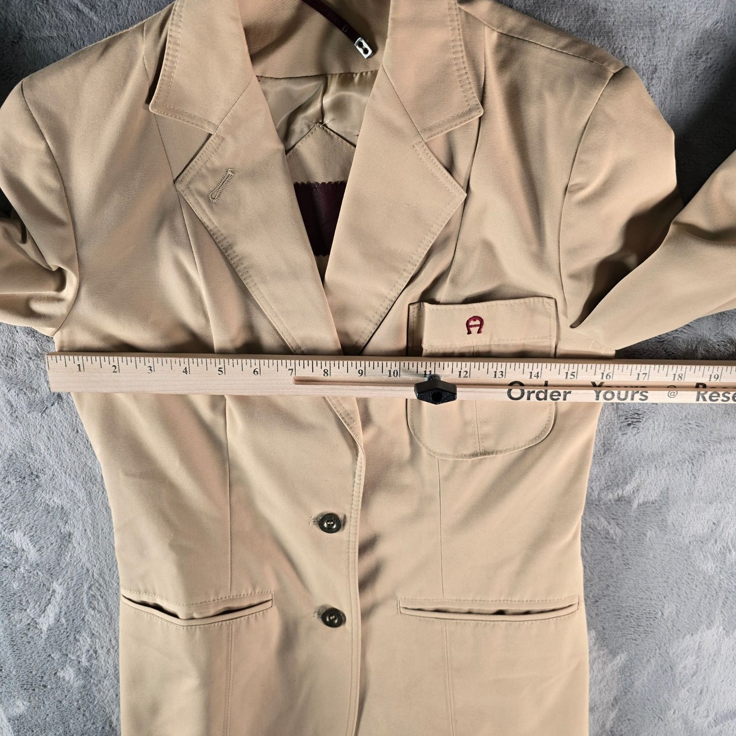 Vintage 1980s Etienne Aigner Women's Tan Notch Lapel Two-button Blazer (XS)