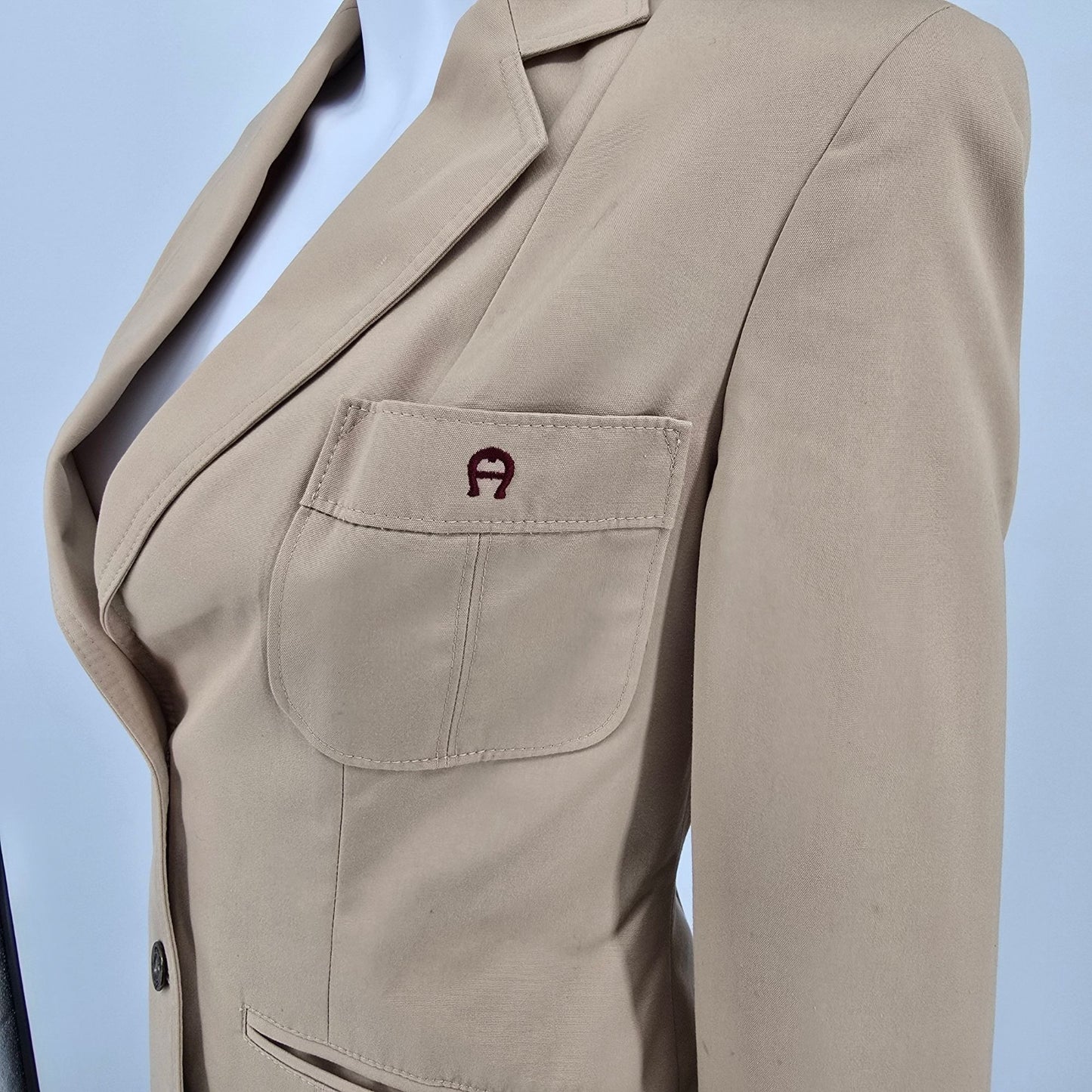 Vintage 1980s Etienne Aigner Women's Tan Notch Lapel Two-button Blazer (XS)