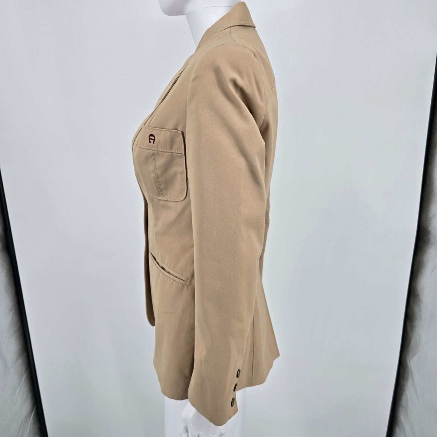 Vintage 1980s Etienne Aigner Women's Tan Notch Lapel Two-button Blazer (XS)