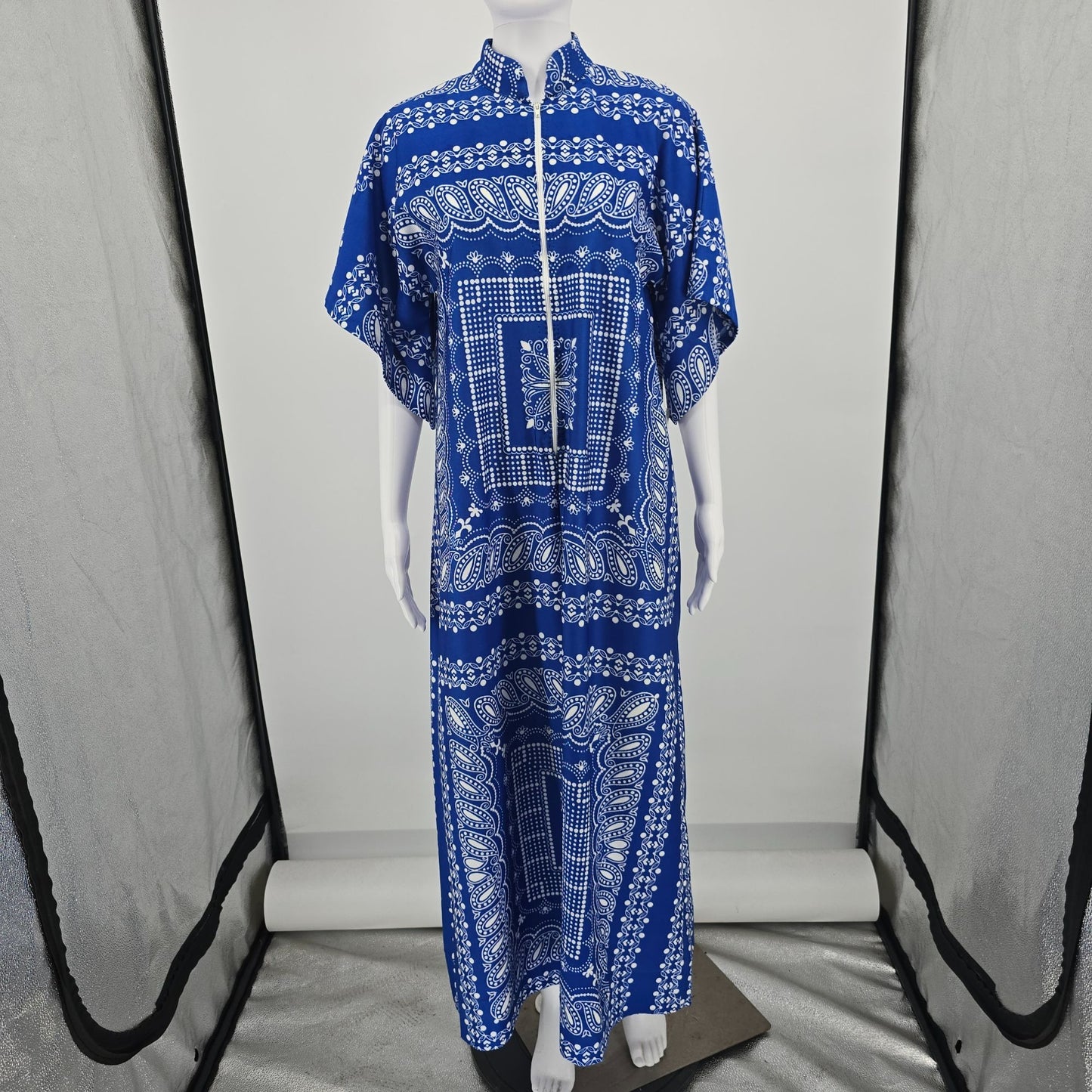Vintage 1970s Blue/White Paisley Bandana Print Kaftan Lounger Maxi Dress (L)