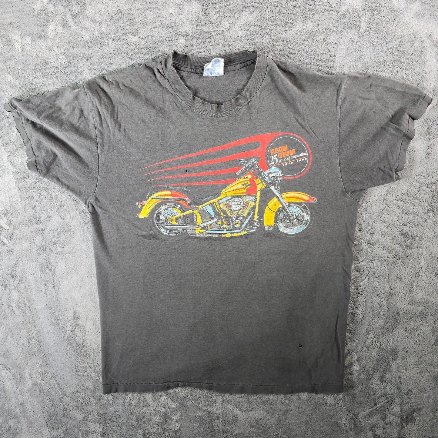 Distressed Vintage 1995 Custom Chrome 25 Years of Innovation Biker T-Shirt (L)