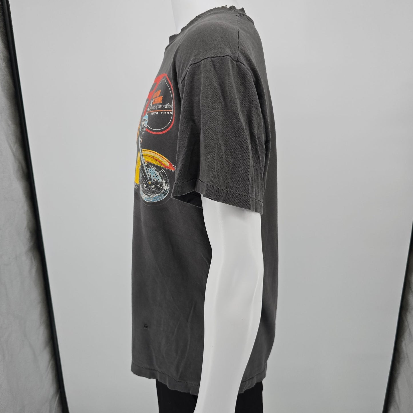 Distressed Vintage 1995 Custom Chrome 25 Years of Innovation Biker T-Shirt (L)