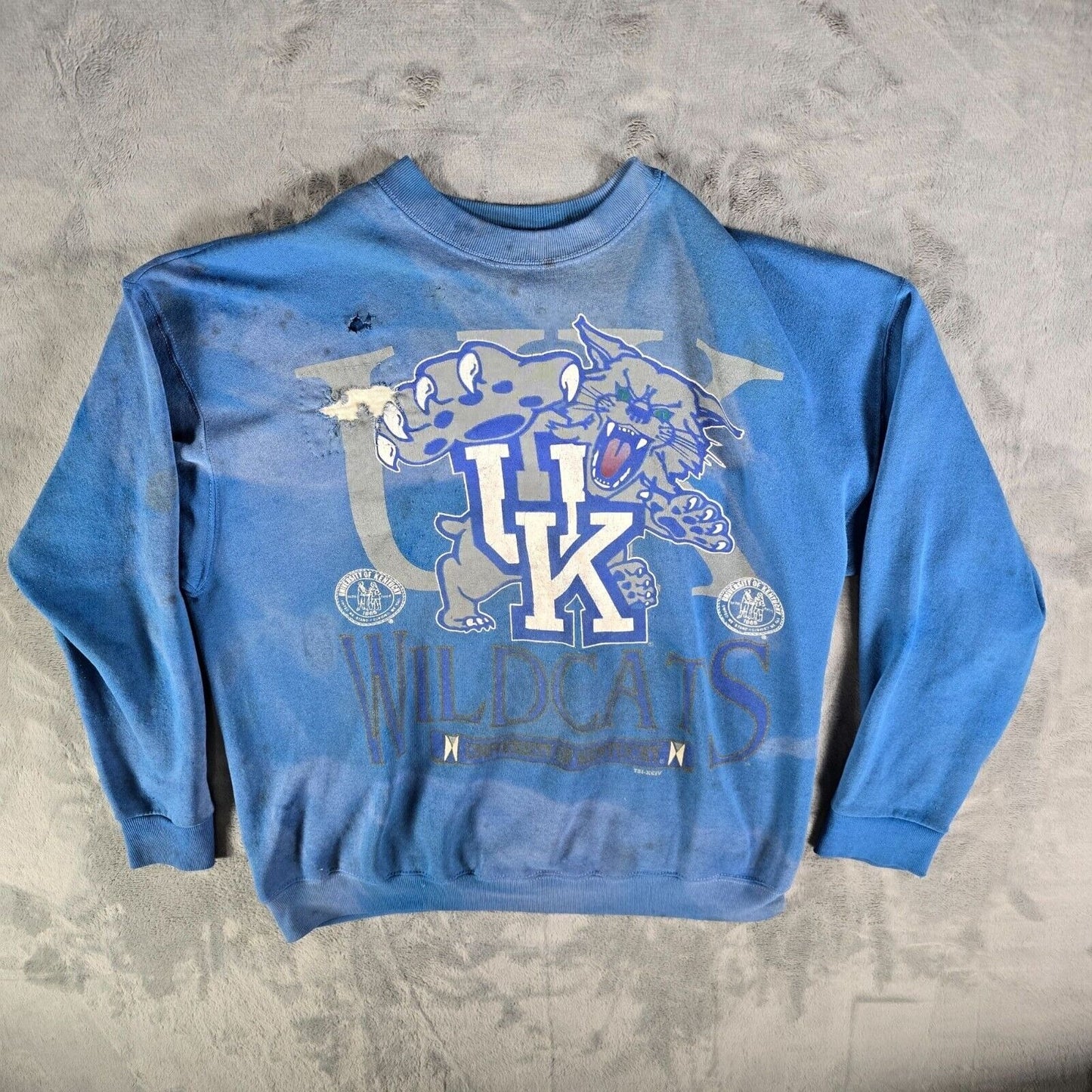 Vintage Thrashed 1990s TSI University of Kentucky Wildcats Logo Sweatshirt (L)