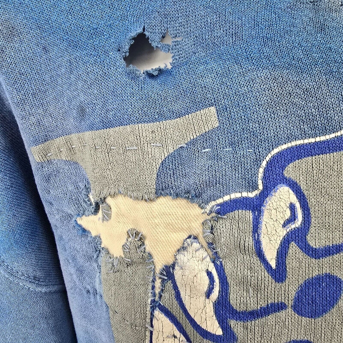 Vintage Thrashed 1990s TSI University of Kentucky Wildcats Logo Sweatshirt (L)