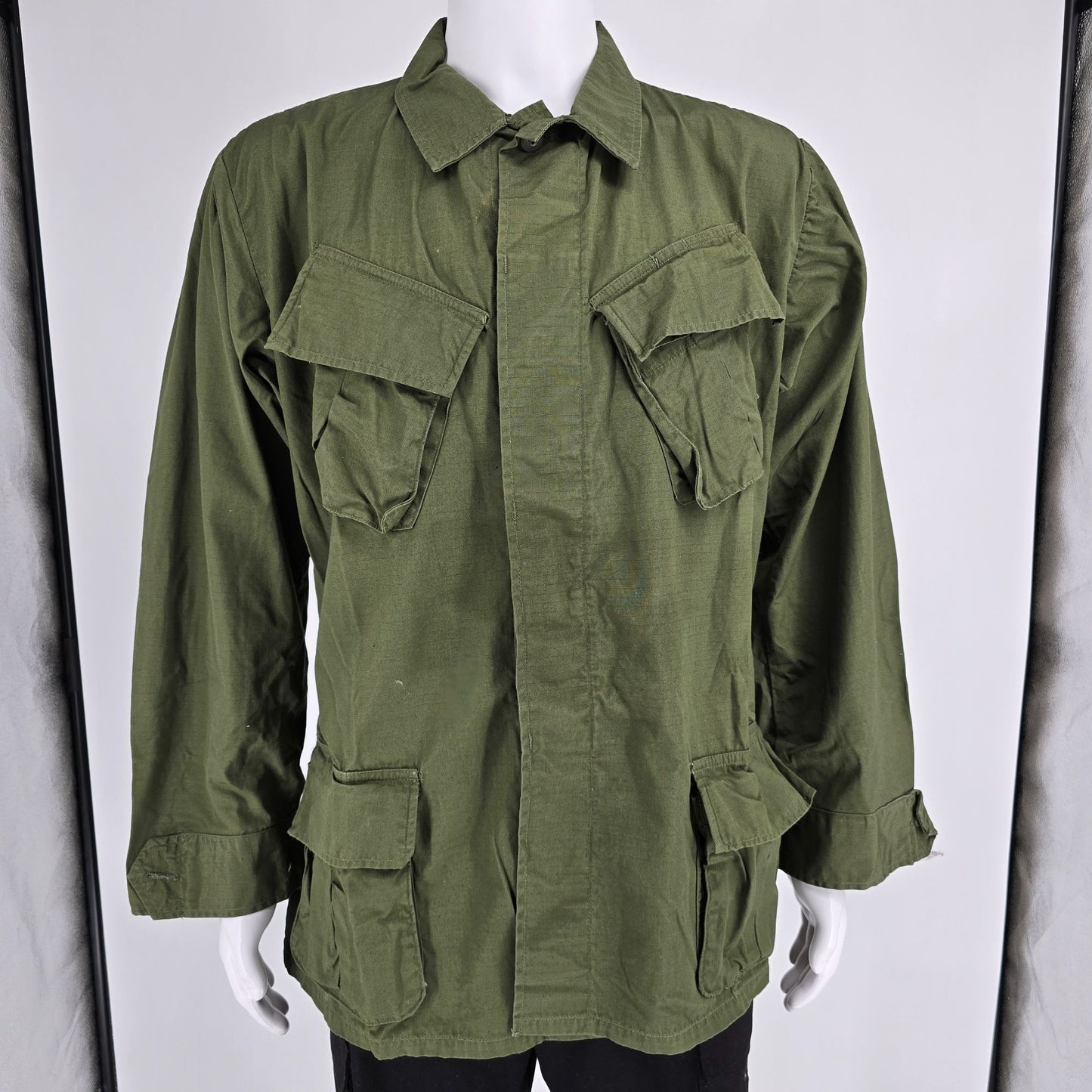 Vintage 1969 U.S. Army Vietnam War OG-107 Rip-Stop Poplin Jungle Jacket (L)