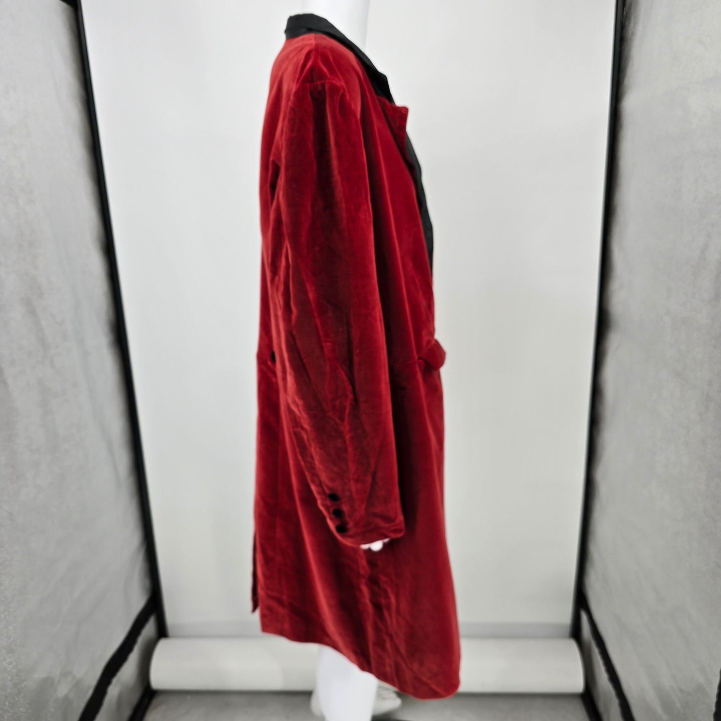 Vintage 1980s Men's Red Velvet Open Front Theatrical/Costume Frock Coat (L)