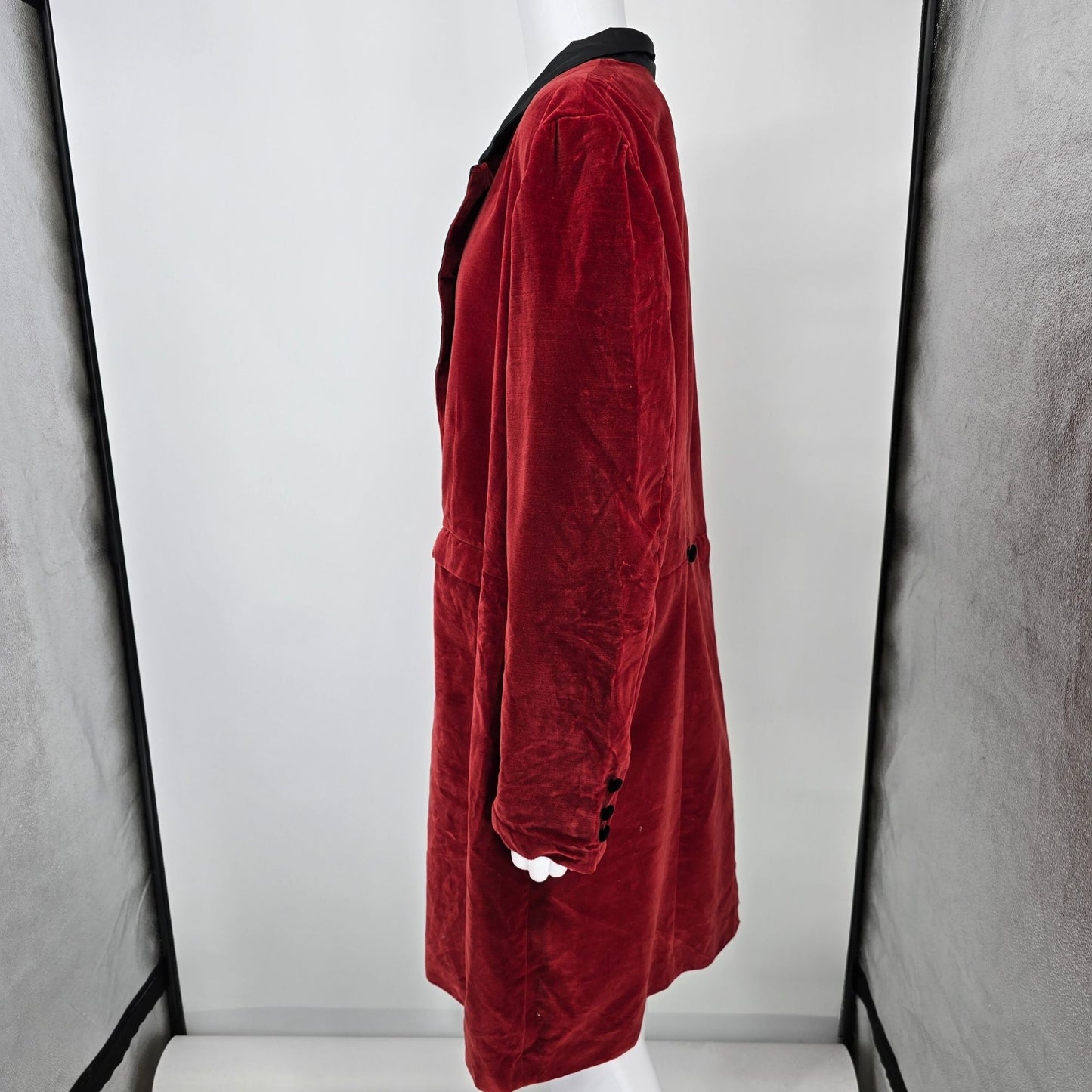 Vintage 1980s Men's Red Velvet Open Front Theatrical/Costume Frock Coat (L)