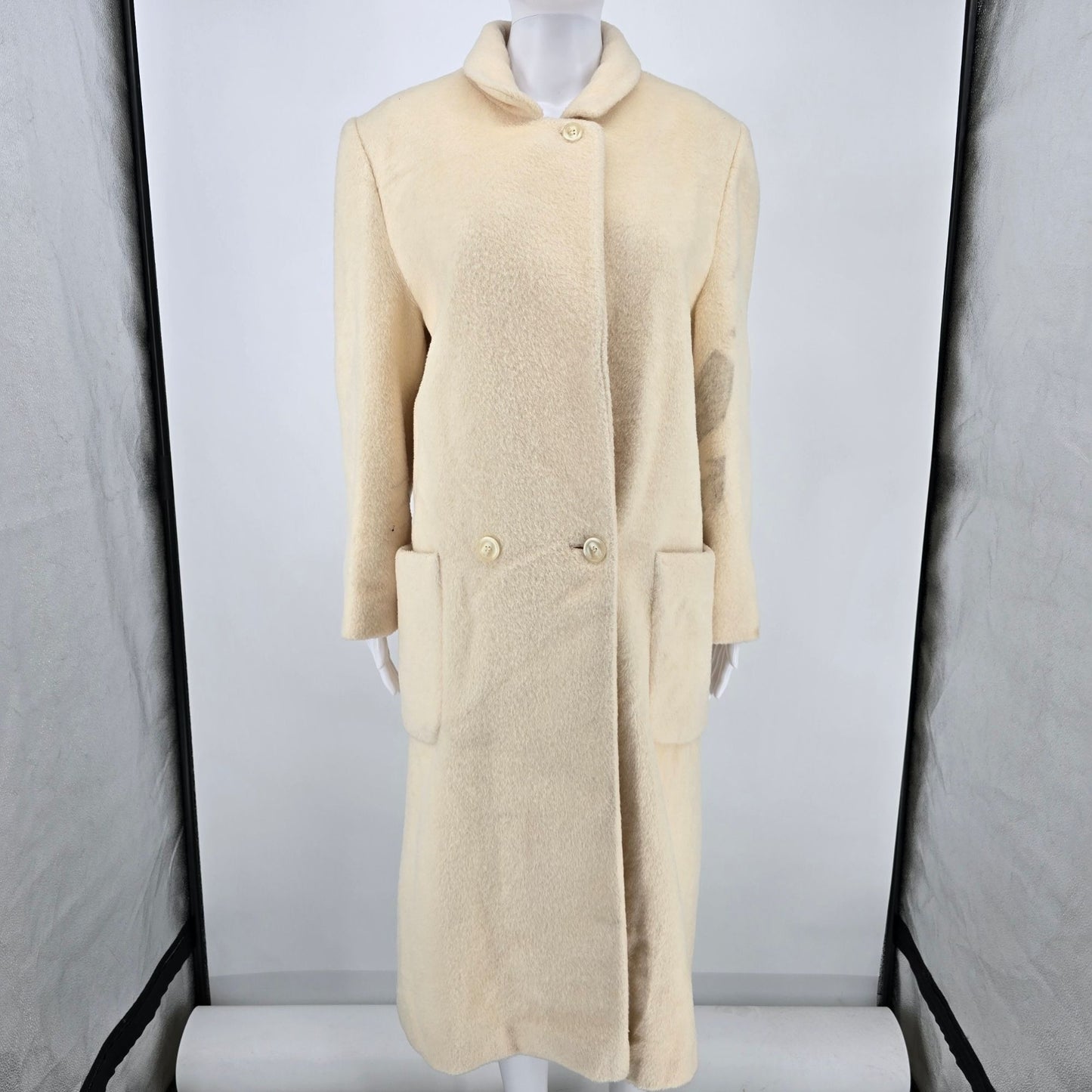 Vintage 1980s Cassidy Hand Tailored Women's Cream Wool Coat (6/Small) *Stains
