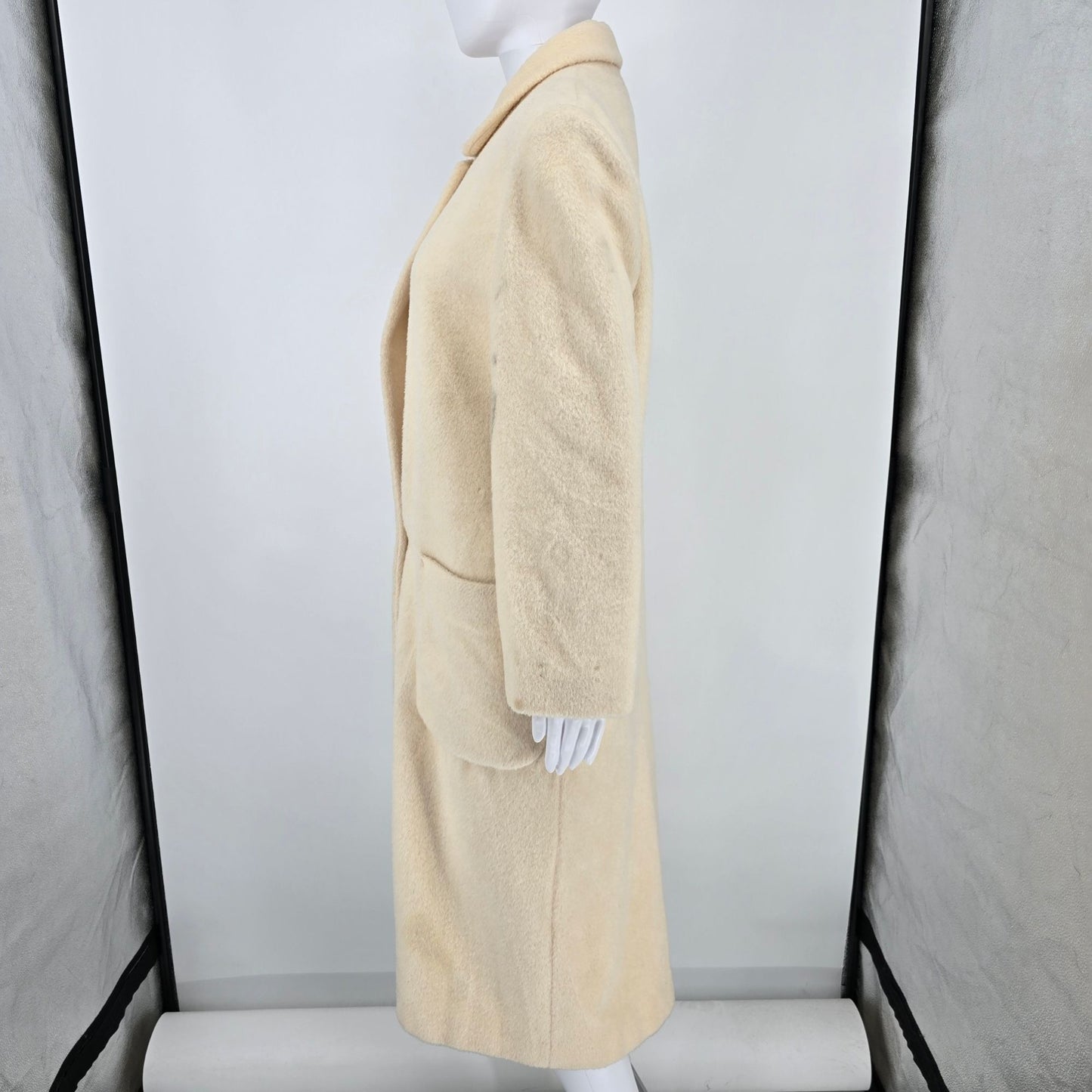 Vintage 1980s Cassidy Hand Tailored Women's Cream Wool Coat (6/Small) *Stains