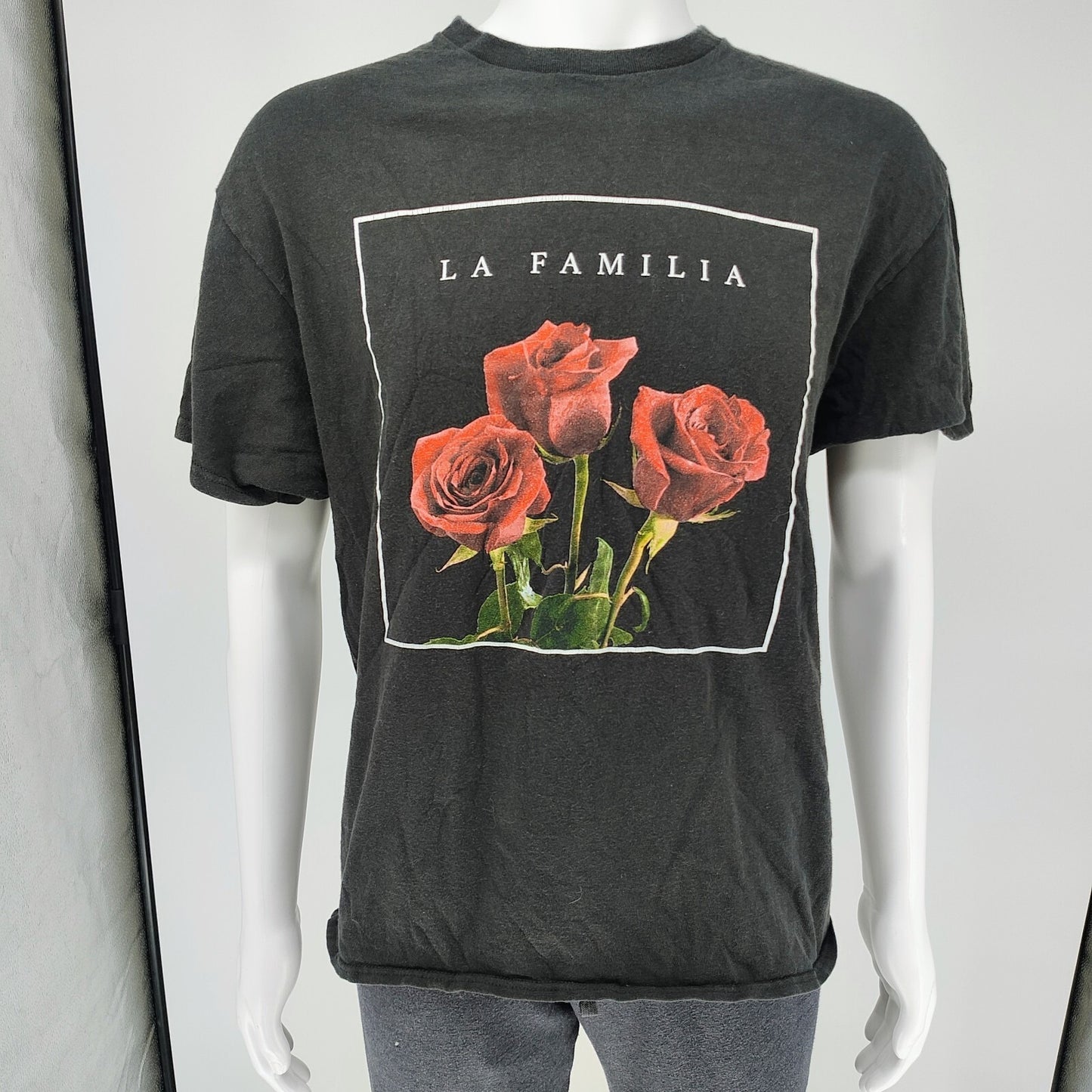 Familia Forever "La Familia" Three Red Roses Black Graphic T-Shirt (XL)