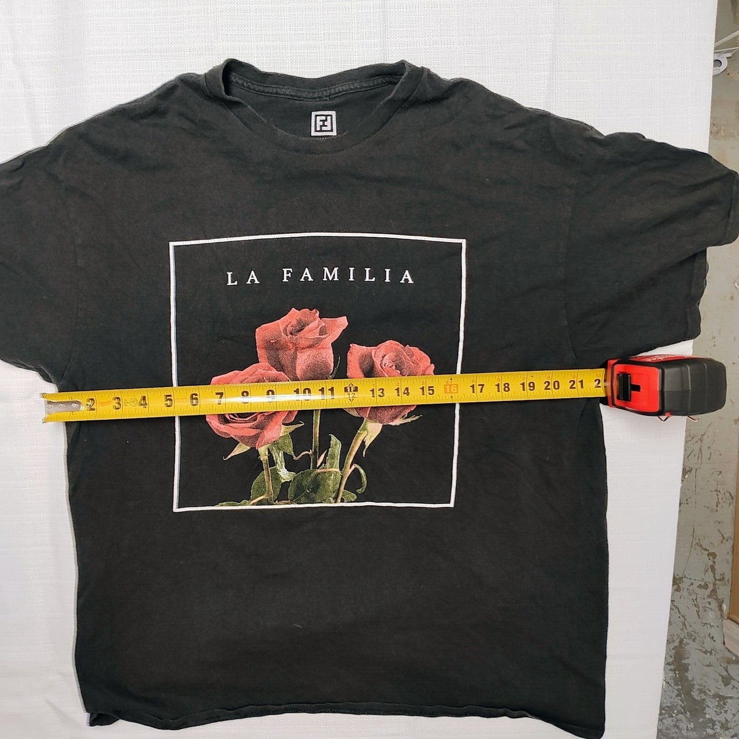 Familia Forever "La Familia" Three Red Roses Black Graphic T-Shirt (XL)