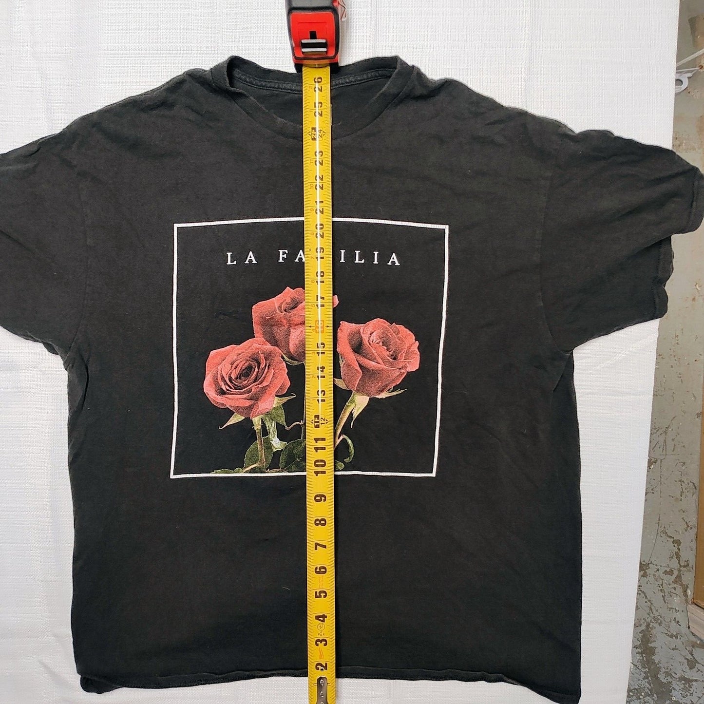 Familia Forever "La Familia" Three Red Roses Black Graphic T-Shirt (XL)